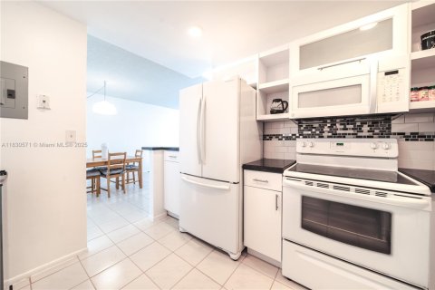 Condo in North Miami, Florida, 2 bedrooms  № 1806271 - photo 11