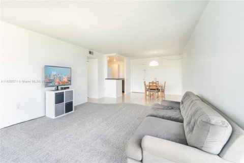 Condo in North Miami, Florida, 2 bedrooms  № 1806271 - photo 7