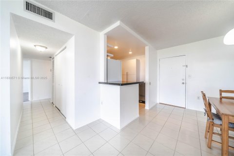 Condo in North Miami, Florida, 2 bedrooms  № 1806271 - photo 8