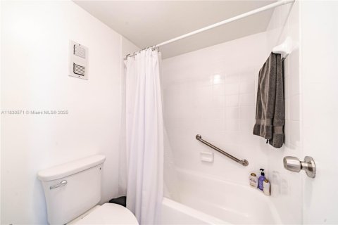 Condo in North Miami, Florida, 2 bedrooms  № 1806271 - photo 23