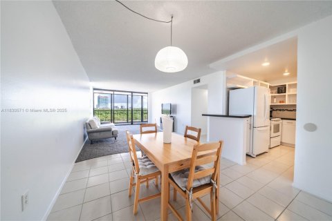 Condo in North Miami, Florida, 2 bedrooms  № 1806271 - photo 3