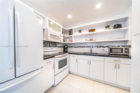 Condo in North Miami, Florida, 2 bedrooms  № 1806271 - photo 12