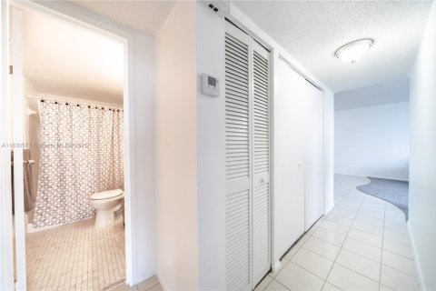 Condo in North Miami, Florida, 2 bedrooms  № 1806271 - photo 15