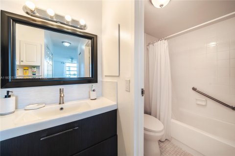 Condo in North Miami, Florida, 2 bedrooms  № 1806271 - photo 22