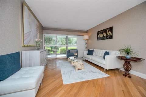 Condo in Palm Harbor, Florida, 1 bedroom № 2234483 - photo 5