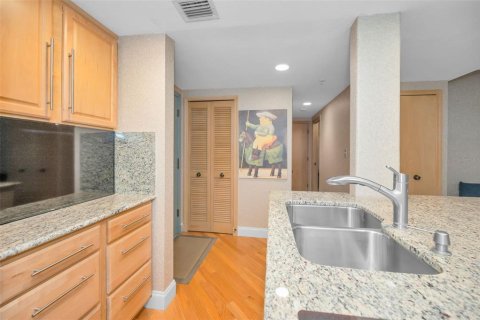 Condo in Palm Harbor, Florida, 1 bedroom № 2234483 - photo 11
