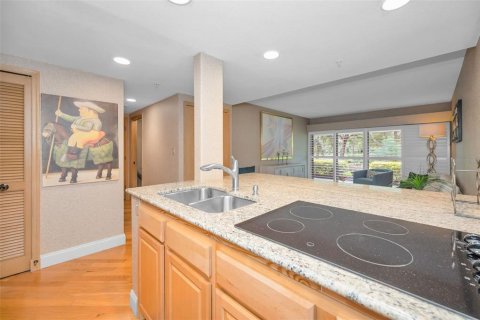 Condo in Palm Harbor, Florida, 1 bedroom № 2234483 - photo 12