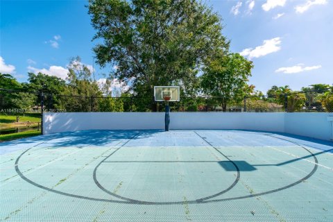 Купить виллу или дом в Корал-Спрингс, Флорида 9 спален, 758.73м2, № 1958619 - фото 17