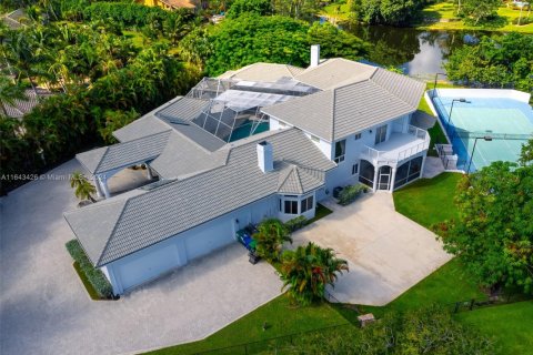 Купить виллу или дом в Корал-Спрингс, Флорида 9 спален, 758.73м2, № 1958619 - фото 3