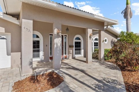Casa en venta en Saint Petersburg, Florida, 5 dormitorios, 252.88 m2 № 1666082 - foto 1