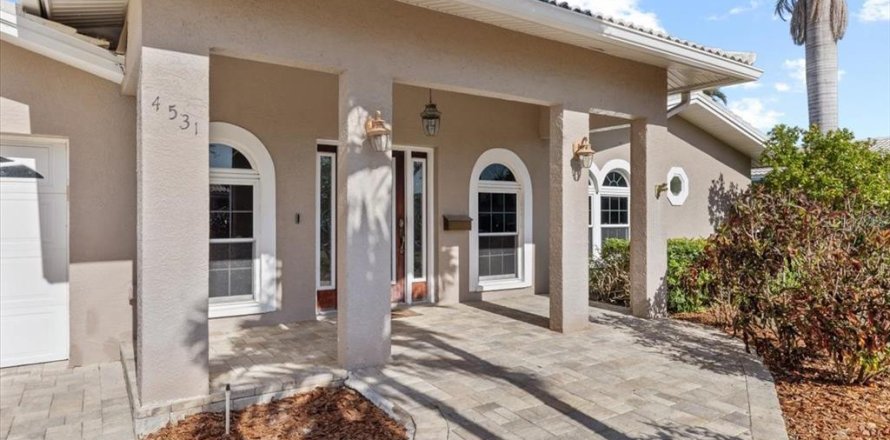 Casa en Saint Petersburg, Florida 5 dormitorios, 252.88 m2 № 1666082