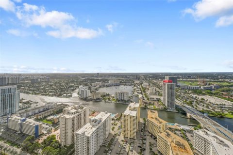 Condo in Hallandale Beach, Florida, 1 bedroom № 1966878 - photo 9