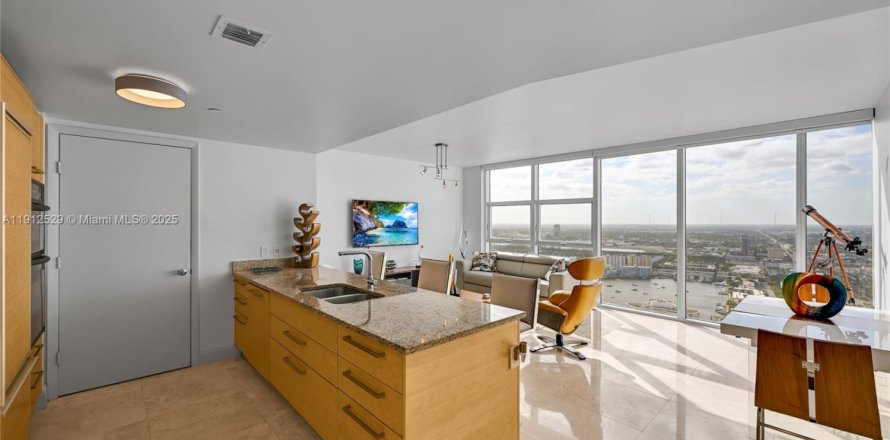 Condo in Hallandale Beach, Florida, 1 bedroom № 1966878