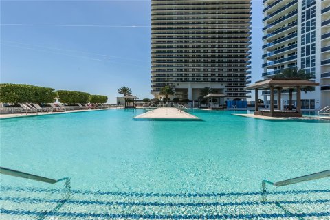 Condo in Hallandale Beach, Florida, 1 bedroom № 1966878 - photo 26
