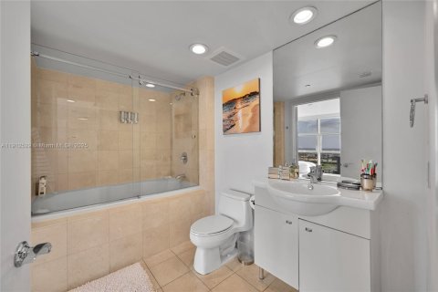 Condo in Hallandale Beach, Florida, 1 bedroom № 1966878 - photo 7