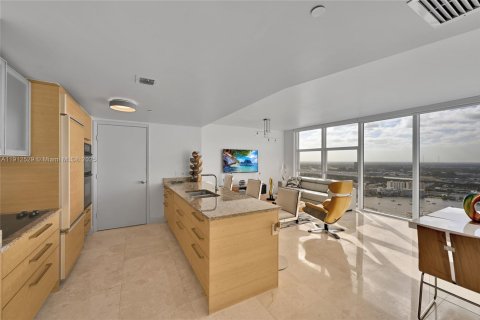 Condo in Hallandale Beach, Florida, 1 bedroom № 1966878 - photo 2