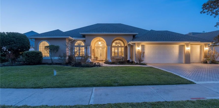 House in Mount Dora, Florida 4 bedrooms, 236.34 sq.m. № 2218507
