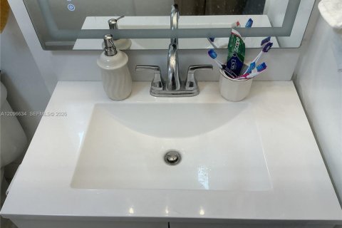 Copropriété à louer à North Bay Village, Floride: 1 chambre, 76.64 m2 № 2390433 - photo 12