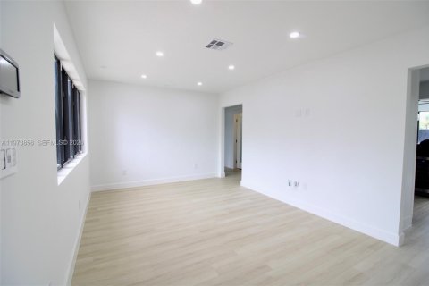 Casa en venta en Homestead, Florida, 3 dormitorios, 147.25 m2 № 2033596 - foto 10