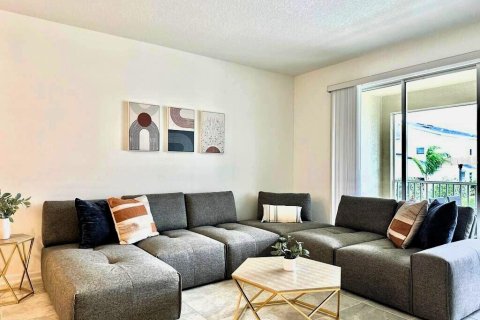 Condominio en alquiler en Davenport, Florida, 3 dormitorios, 166.11 m2 № 1915825 - foto 1