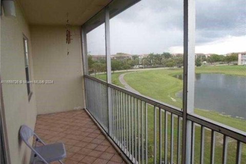 Condo in Pembroke Pines, Florida, 2 bedrooms  № 1811780 - photo 7