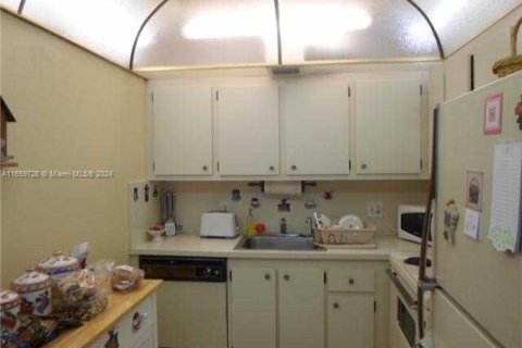 Condo in Pembroke Pines, Florida, 2 bedrooms  № 1811780 - photo 8