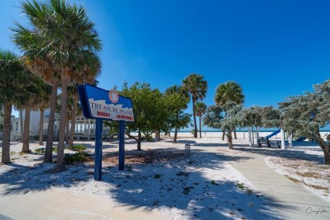 Condo in Treasure Island, Florida, 1 bedroom № 2212763 - photo 25