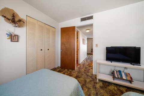 Condo in Treasure Island, Florida, 1 bedroom № 2212763 - photo 19