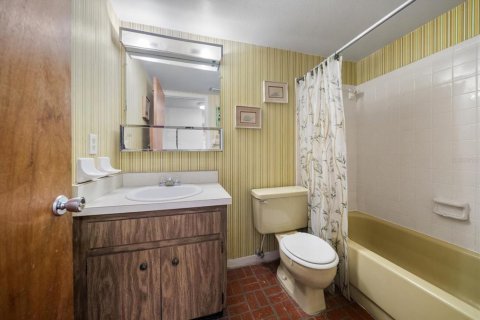 Condo in Treasure Island, Florida, 1 bedroom № 2212763 - photo 14
