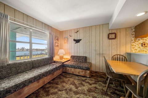 Condo in Treasure Island, Florida, 1 bedroom № 2212763 - photo 7
