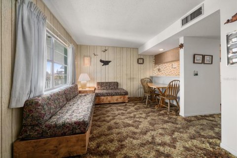 Condo in Treasure Island, Florida, 1 bedroom № 2212763 - photo 6