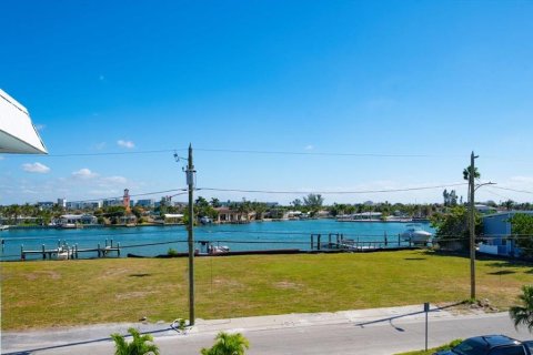 Condo in Treasure Island, Florida, 1 bedroom № 2212763 - photo 3