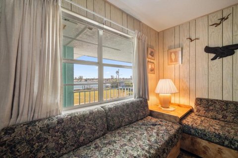 Condo in Treasure Island, Florida, 1 bedroom № 2212763 - photo 8