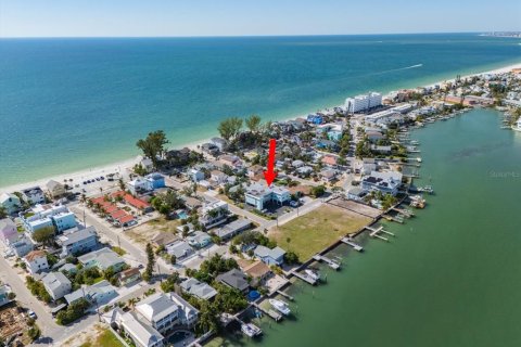 Condo in Treasure Island, Florida, 1 bedroom № 2212763 - photo 22