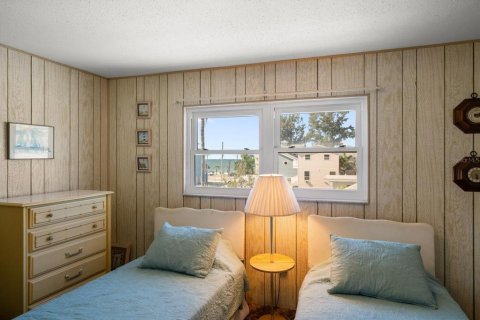 Condo in Treasure Island, Florida, 1 bedroom № 2212763 - photo 17