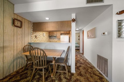 Condo in Treasure Island, Florida, 1 bedroom № 2212763 - photo 9