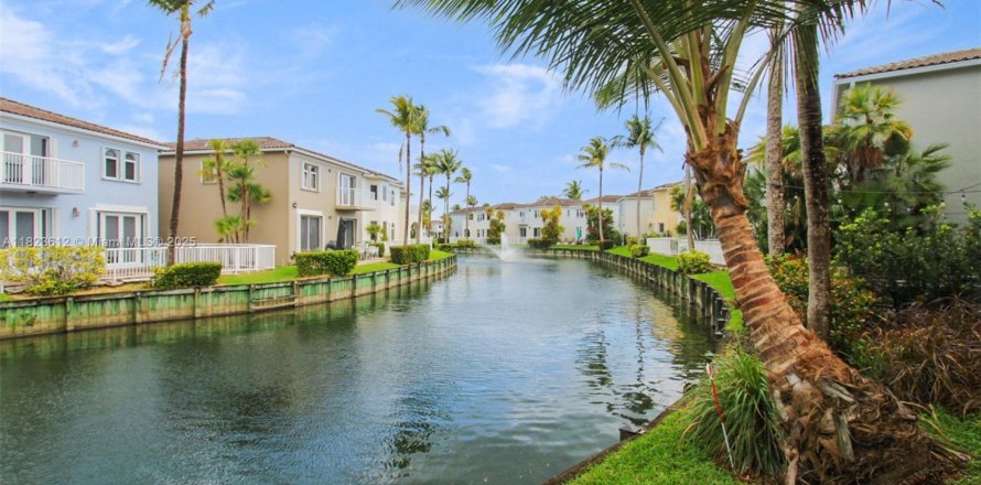 Casa en Aventura, Florida 3 dormitorios, 208.66 m2 № 1788560