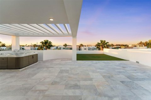 Casa en venta en Doral, Florida, 5 dormitorios, 347.18 m2 № 2382714 - foto 22
