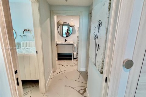 Condo in Miami Beach, Florida, 2 bedrooms  № 1991371 - photo 4