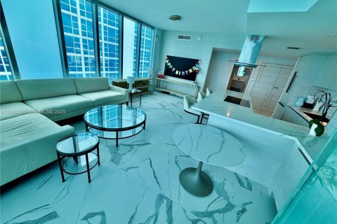Condo in Miami Beach, Florida, 2 bedrooms  № 1991371 - photo 1