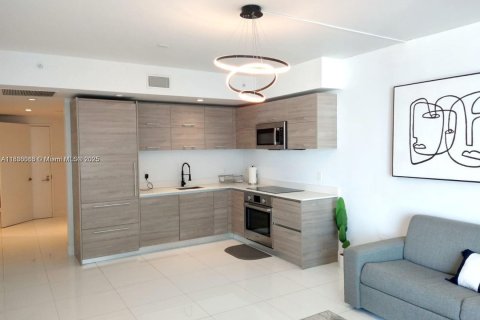 Condo in Miami, Florida, 1 bedroom  № 1933998 - photo 3