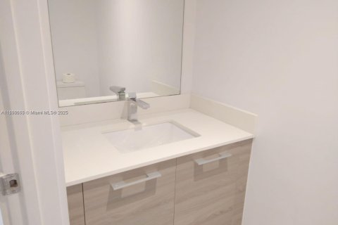 Condo in Miami, Florida, 1 bedroom  № 1933998 - photo 12