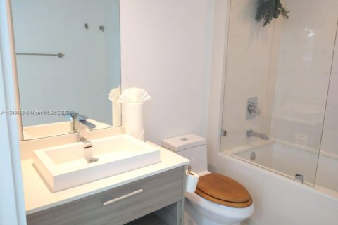 Condo in Miami, Florida, 1 bedroom  № 1933998 - photo 9