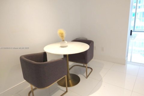 Condo in Miami, Florida, 1 bedroom  № 1933998 - photo 11