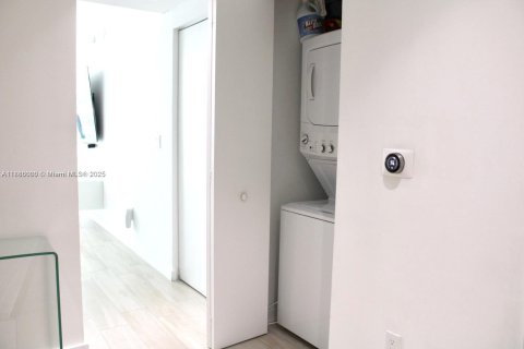 Condo in Miami, Florida, 1 bedroom  № 1933998 - photo 10