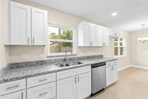 House in Longwood, Florida 4 bedrooms, 170.01 sq.m. № 1519325 - photo 4