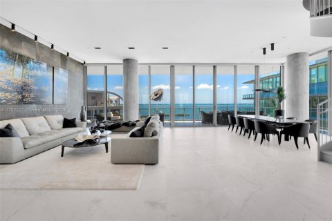 Copropriété à vendre à Miami, Floride: 5 chambres, 463.21 m2 № 1715847 - photo 1