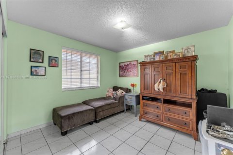 Villa ou maison à vendre à Miami, Floride: 4 chambres, 157.19 m2 № 1921142 - photo 22