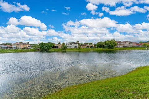 Villa ou maison à vendre à Miami, Floride: 4 chambres, 157.19 m2 № 1921142 - photo 28