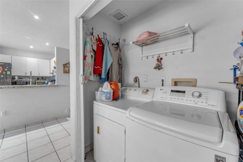 Villa ou maison à vendre à Miami, Floride: 4 chambres, 157.19 m2 № 1921142 - photo 10